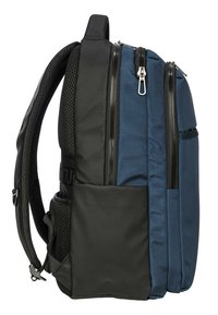 Zaino bicolore con design blu scuro e nero, realizzato in tessuto resistente e dotato di diversi scomparti con zip e una tasca laterale in rete.