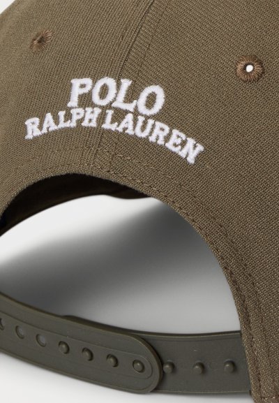 Sapcă de culoare verde măsliniu, cu text brodat alb "POLO RALPH LAUREN", având o vizieră curbată și o curea din plastic ajustabilă pe spate.