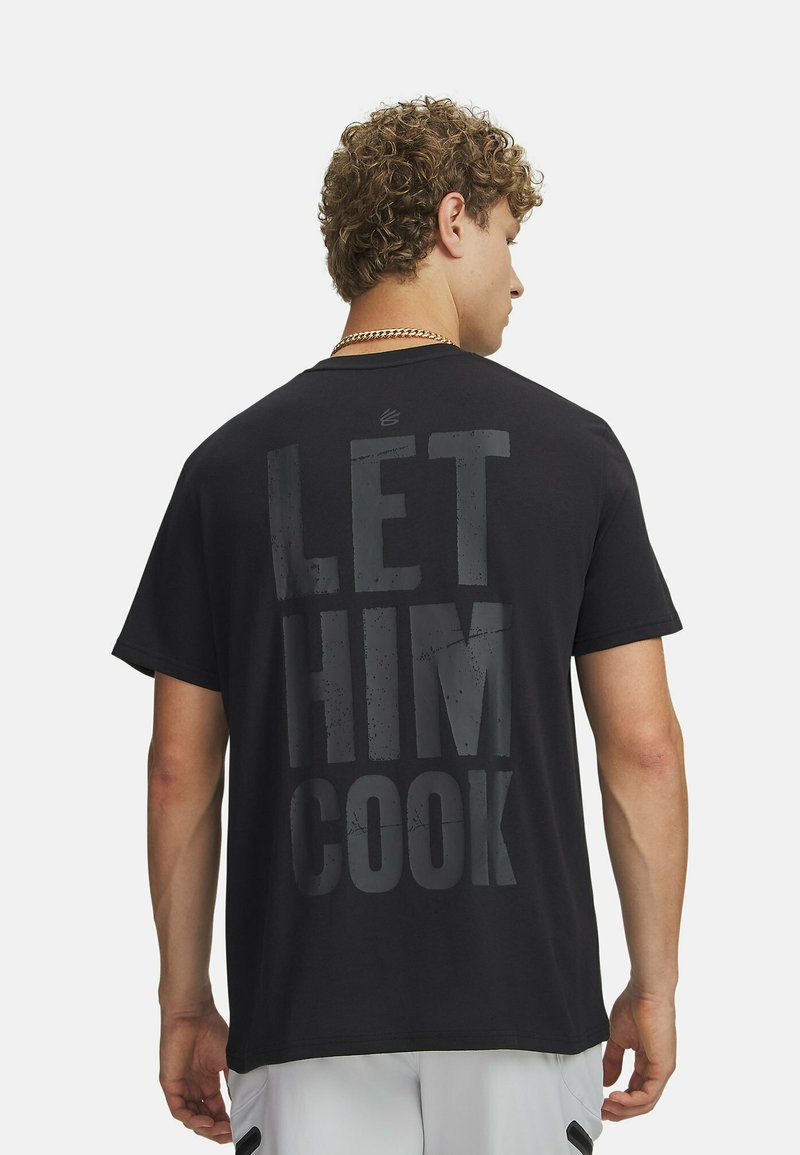Camiseta negra de algodón con un gran texto gráfico gris en la espalda que dice "LET HIM COOK", con un corte holgado y mangas cortas.