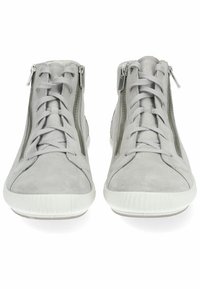Paire de baskets montantes en daim gris clair avec semelles en caoutchouc blanches, lacets et fermetures éclair latérales, vues de face sur fond blanc.