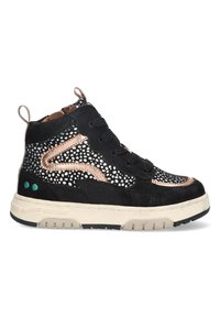 Hoge sneaker met een bovenwerk van zwart suède en een stippenpatroon, afgewerkt met roségouden accenten, een rubberen zool en een vetersluiting.