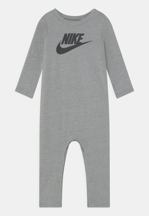 Szary niemowlęcy kombinezon z długim rękawem z czarnym logo Nike, z zatrzaskami w kroku i na ramieniu ułatwiającymi ubieranie.