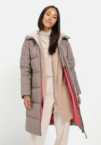 Lange pufferjas met een taupe buitenkant, roze voering en grijze accenten. Heeft een capuchon, zijzakken en een ritssluiting. Gelaagd stof.