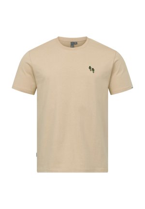 Beiges T-Shirt mit kurzen Ärmeln und Rundhalsausschnitt, mit einem kleinen bestickten Detail grüner und brauner Sandalen auf der linken Brust.