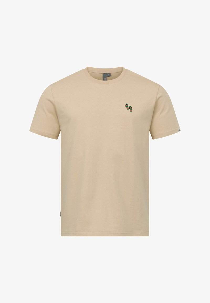 Beige kortærmet t-shirt med rund hals og et lille broderet motiv af grønne og brune sandaler på venstre bryst.