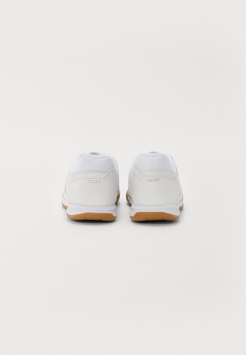 Zapatillas deportivas blancas con un material suave y una suela de goma texturizada. Cuentan con un cuello acolchado y un diseño minimalista sin patrones.