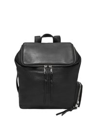 Sac à dos en cuir noir avec fermeture à rabat, poches avant zippées et bretelles ajustables. Texture lisse avec accents en métal argenté.