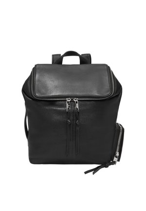Schwarzer Leder-Rucksack mit Klappverschluss, vorderen Reißverschlusstaschen und verstellbaren Trägern. Glatte Textur mit silbernen Hardware-Akzenten.