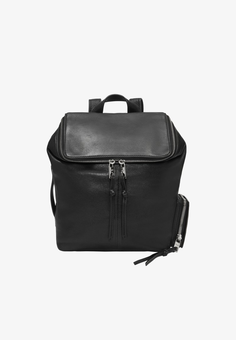 Sac à dos en cuir noir avec fermeture à rabat, poches avant zippées et bretelles ajustables. Texture lisse avec accents en métal argenté.