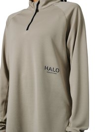 Jasnobeżowy teksturowany sweter z czarnym półzamkiem i logo z napisem "HALO" na lewej piersi.