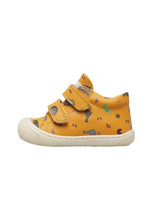 Scarpa gialla per bambino con stampe di dinosauri, due cinturini in Velcro e suola in gomma bianca.