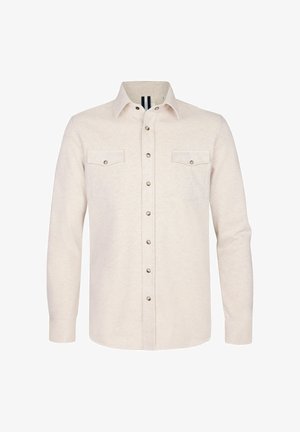 Camisa beige claro abotonada con mangas largas, dos bolsillos en el pecho y botones plateados. Textura suave y diseño de cuello clásico.