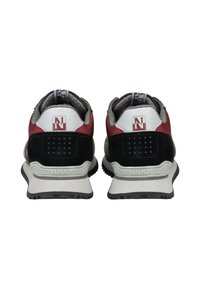 Sneakers con una toma in suede nero e tessuto rosso, tallone e logo bianchi, imbottitura grigia, suola grigia testurizzata e suola esterna in gomma nera.