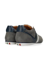 Sneaker in suede grigio con accenti in pelle blu, dettagli in rete, strisce bianche e una bandiera tricolore sulla suola. Fodera interna morbida.