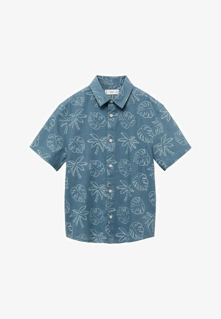 Krátký rukáv košile modré barvy s bílými tropickými listovými vzory, s límečkem a zapínáním na knoflíky.