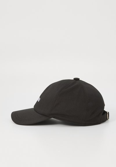 Căciulă de baseball din bumbac negru, cu un vizor curbat, curea de ajustare la spate și logo brodat pe lateral. Textură netedă și design structurat.