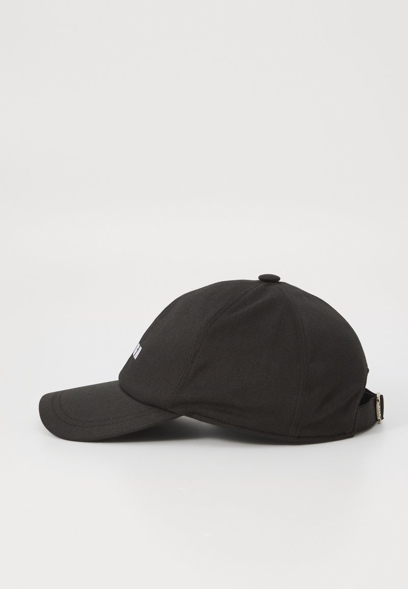Casquette de baseball en coton noir avec une visière courbée, une sangle arrière ajustable et un logo brodé sur le côté. Texture lisse et design structuré.