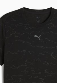 Sort t-shirt med korte ærmer og en diskret tekstureret mønster, med et gråt Puma-logo på brystet.