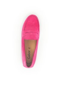 Roze suede loafers met een ronde neus, gestikte accenten en een kleine decoratieve band. Het interieur heeft "Gabor" branding.