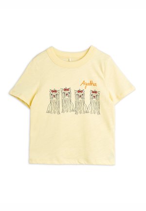 Gelbes Baumwoll-T-Shirt mit einem Grafikdruck von vier langhaarigen Katzen mit roten Schleifen. Das Wort "Agatha" ist in Orange gedruckt. Kurze Ärmel, runder Ausschnitt.