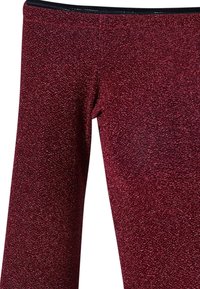 Bordeaux-coloured legginsit, millep locations, millep glitter-efektin ja elastse vöökoht, mis tagab mugava istuvuse.