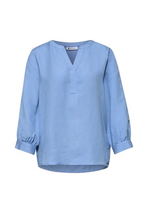 Lyseblå bluse med lange ærmer, V-halsudskæring og rynkede manchetter, vist mod en hvid baggrund.