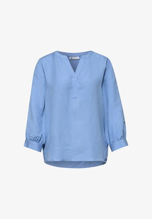 Blusa de manga larga de color azul claro, con abertura en escote en V y puños fruncidos, mostrada sobre fondo blanco.