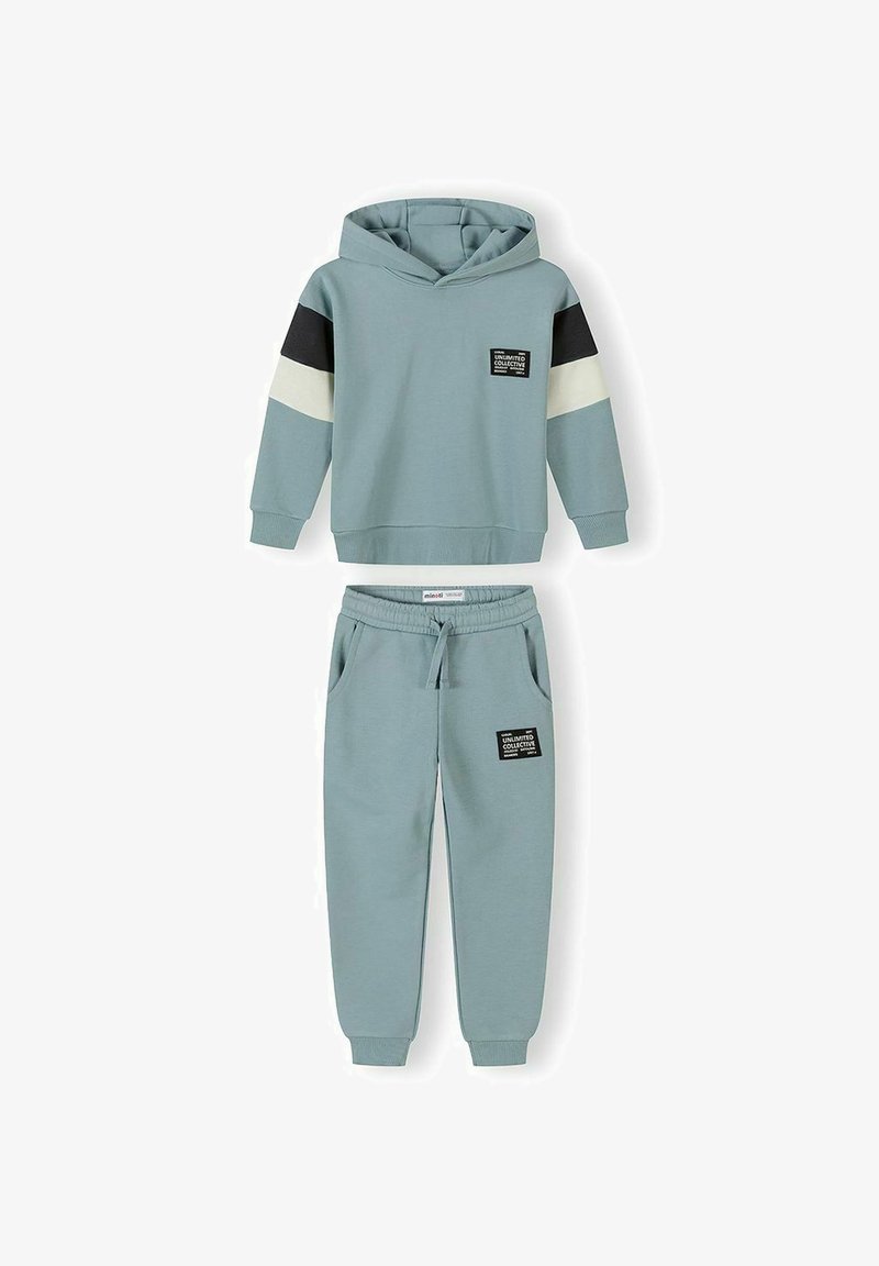 Ensemble sweat à capuche bleu clair et pantalon de jogging assorti avec des rayures noires et blanches sur les manches et des patchs noirs "Unlimited Collective".