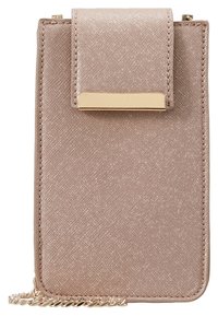 Prostokątny metaliczny różowo-złoty portfel na karty z fakturowaną powierzchnią, wyposażony w klapkę i złoty akcent. Zawiera pasek z łańcuszka.
