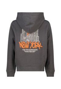 Felpa grigia scura con tasca a marsupio anteriore, cappuccio e grafica di un skyline cittadino bianco. "NEW YORK" in corsivo arancione con i nomi dei quartieri dettagliati sotto.