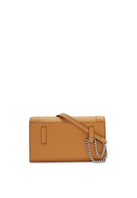 Pochette en cuir tan avec une finition texturée, dotée d'une bandoulière en chaîne amovible et d'une forme rectangulaire minimaliste. Pas d'accents métalliques visibles.