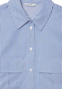 Blau-weißer gestreifter Hemd mit spitzem Kragen, zwei Brusttaschen und weißen Knöpfen. Der Stoff wirkt leicht und glatt.