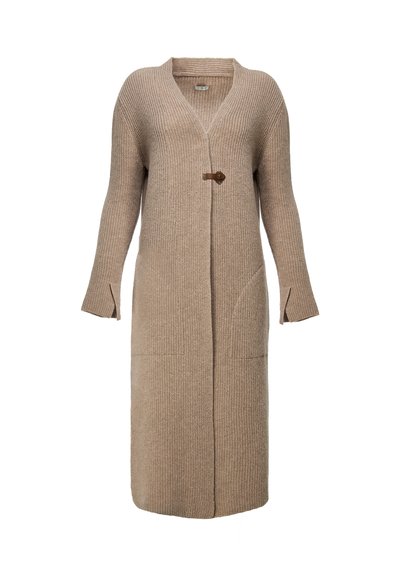 Cardigan lung bej tricotat, cu mâneci lungi, gât în V, buzunare frontale, fante pe părțile mânecilor și o singură închidere cu buton maro tip toggle.