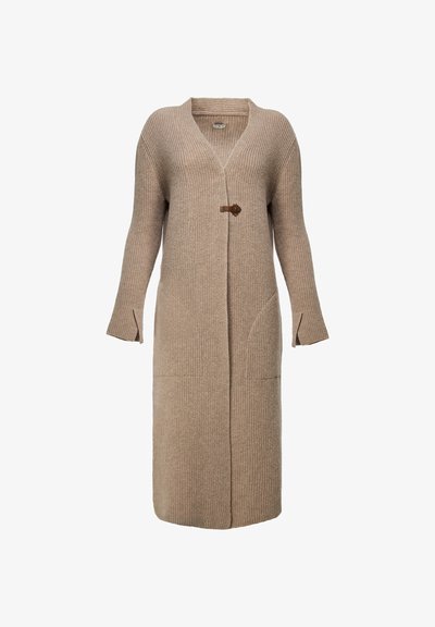 Cardigan lung bej tricotat, cu mâneci lungi, gât în V, buzunare frontale, fante pe părțile mânecilor și o singură închidere cu buton maro tip toggle.