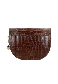 Borsa a busta in pelle marrone con motivo goffrato a coccodrillo, forma arrotondata, chiusura superiore piatta e un'applicazione a catena con un piccolo ciondolo.