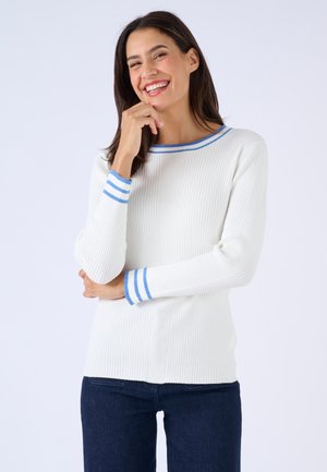 Witte geribbelde trui met een ronde halslijn, voorzien van blauwe strepen op de kraag en manchetten. De pasvorm is getailleerd en toont een gladde textuur.