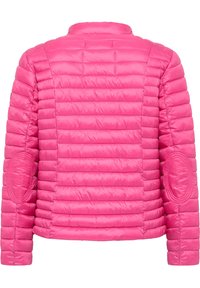 Różowa kurtka z wypełnieniem, z poziomym pikowaniem, stójką i łatami na łokciach. Gładka tekstura i dopasowany krój.