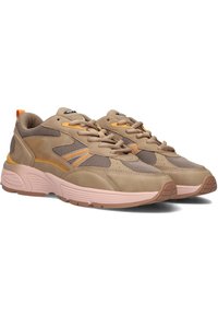 Sneaker sportive beige con tomaia in mesh e suede, suola in gomma rosa, dettagli arancioni e motivo testurizzato ai lati.