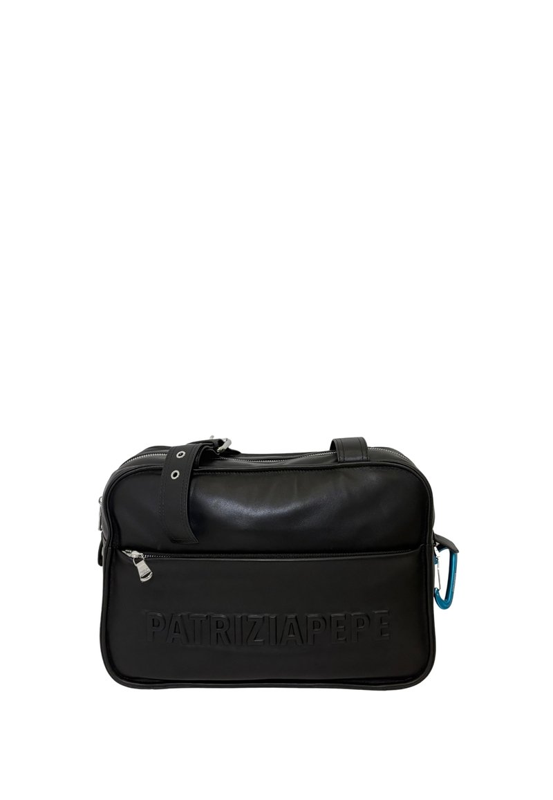 Borsa messaggera in pelle nera con nome del marchio impresso, hardware argentato, tasca con zip e tracolla staccabile. Presenta un accento blu.