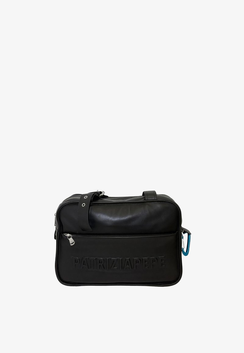 Borsa messaggera in pelle nera con nome del marchio impresso, hardware argentato, tasca con zip e tracolla staccabile. Presenta un accento blu.