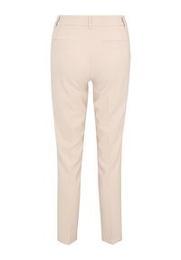 Béžové kalhoty na míru se slim fit střihem, plochým předním dílem, dvěma zadními kapsami a hladkou texturou. Žádné viditelné zapínání ani ozdoby.