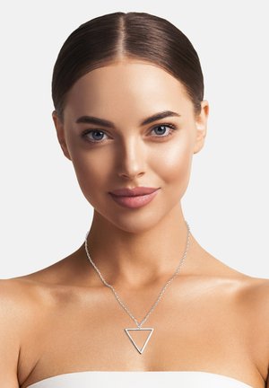 Silberner dreieckiger Anhänger-Halskettenanhänger an einer dünnen Kette, mit polierter Oberfläche und minimalistischem Design. Der Anhänger ist offen und geometrisch.