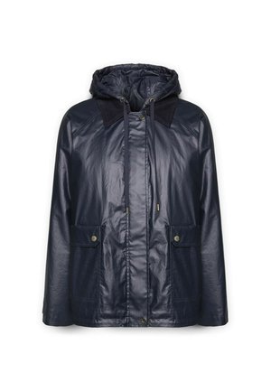 Caballero impermeable de color azul marino en material brillante y resistente al agua. Presenta una capucha, cierre con cordón, dos bolsillos frontales y detalles en el cuello texturizados.