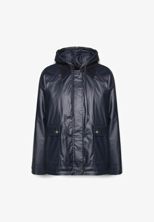 Navyblauwe regenjas van glanzend, waterafstotend materiaal. Kenmerken zijn een capuchon, een trekkoordsluiting, twee achterzakken en textuuraccenten op de kraag.