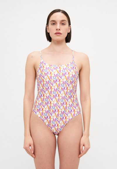 Bañador de una pieza con tirantes finos, que presenta un patrón de texto colorido en tonos naranja, rosa y púrpura sobre un fondo blanco.