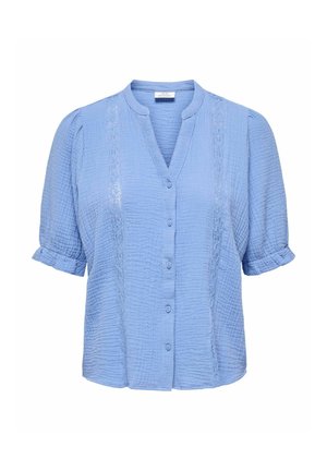 Lichtblauw textuurblouse met knopen, korte opgeblazen mouwen, verticale kanten strepen en een halslijn zonder kraag.