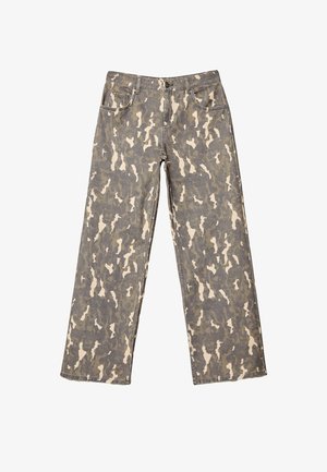 Bredde bukser i jeans med grå, beige og brun camouflagemønster, forlommer, bæltestropper og knaplukning.