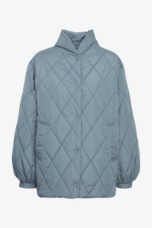 Polstret jakke i blødt, lyseblåt stof med diamant-quiltet mønster, høj krave og trykknapper samt sidelommer.