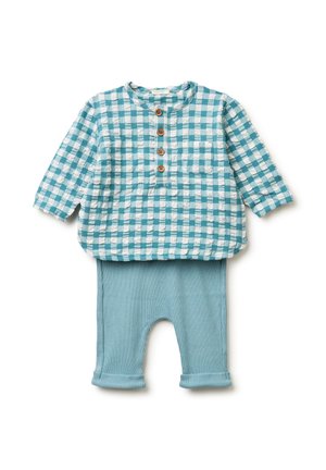 Niebiesko-biała koszula niemowlęca w kratę z długim rękawem, zapinana na drewniane guziki, w zestawie z jednokolorowymi niebieskimi prążkowanymi spodniami z podwiniętymi mankietami.