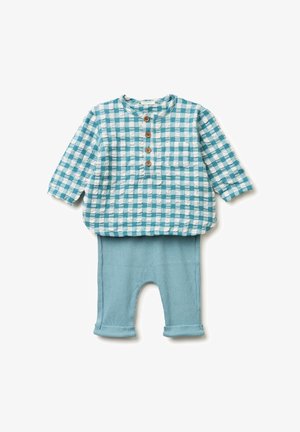 Blauw-wit geruit babyshirt met lange mouwen en houten knopen, gecombineerd met effen blauwe geribbelde broek met omgeslagen boorden.